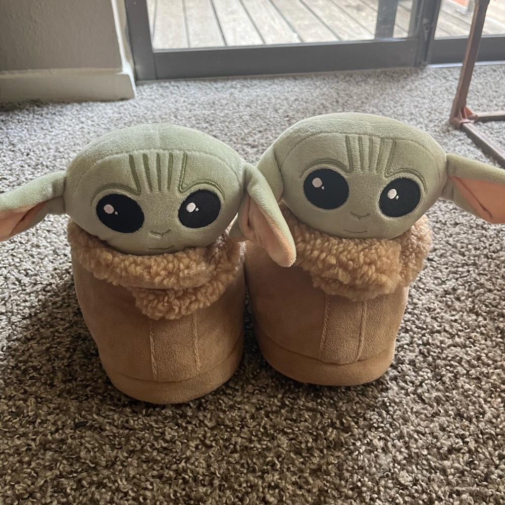 LAST CHANCE American Eagle baby yoda Grogu slippers - Picture 1 of 5
